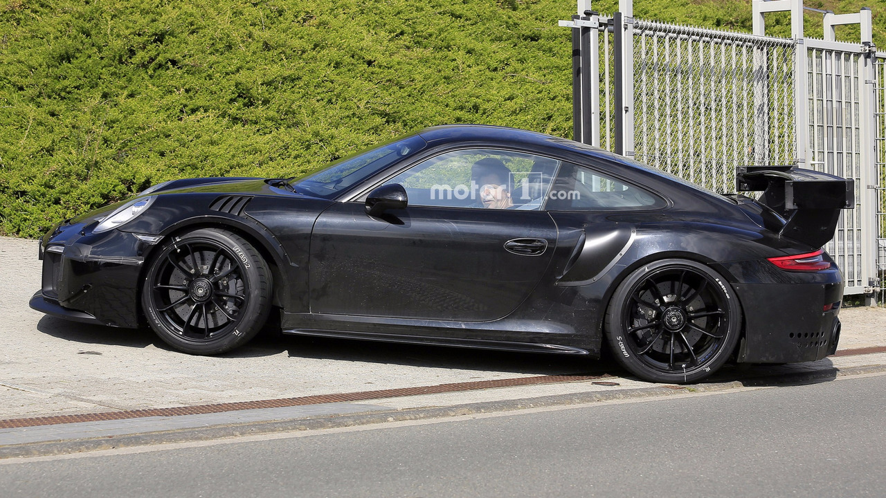2018-porsche-911-gt2-spy-photo-1