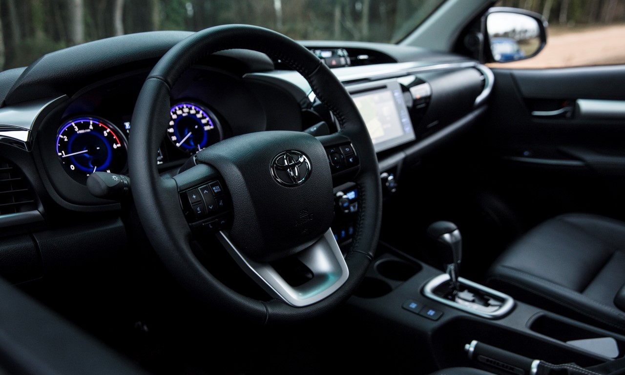 toyota_hilux_061217_raw_660