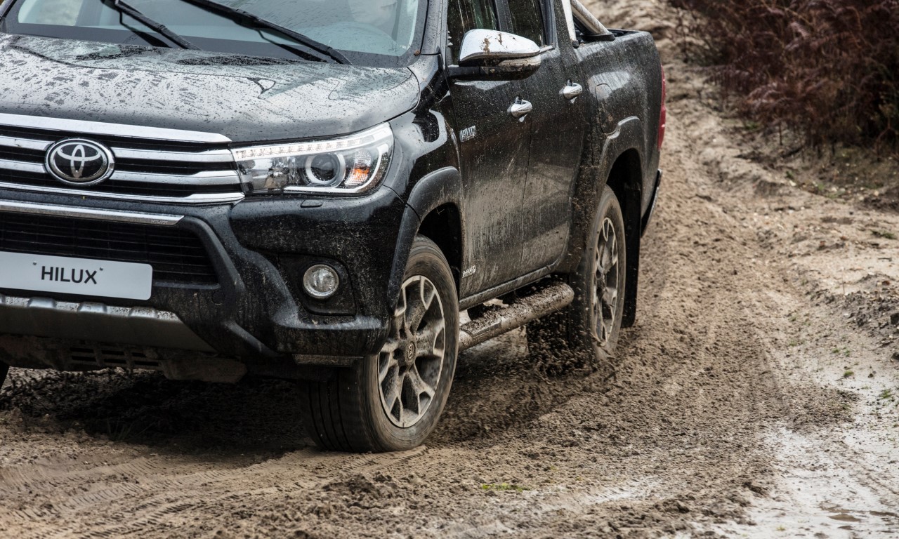 toyota_hilux_071217_raw_211