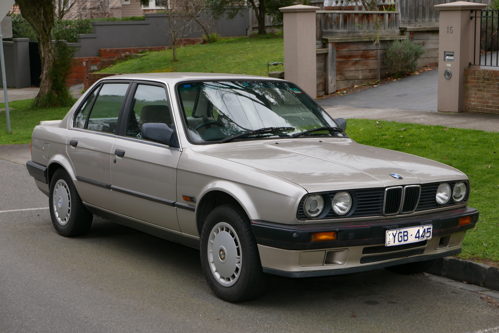 1990_bmw_318i_e30_4-door_sedan_2015-07-09_01