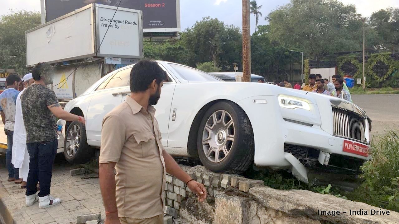 00b60496-2018-rolls-royce-phantom-ghost-crash-india-mumbai-1