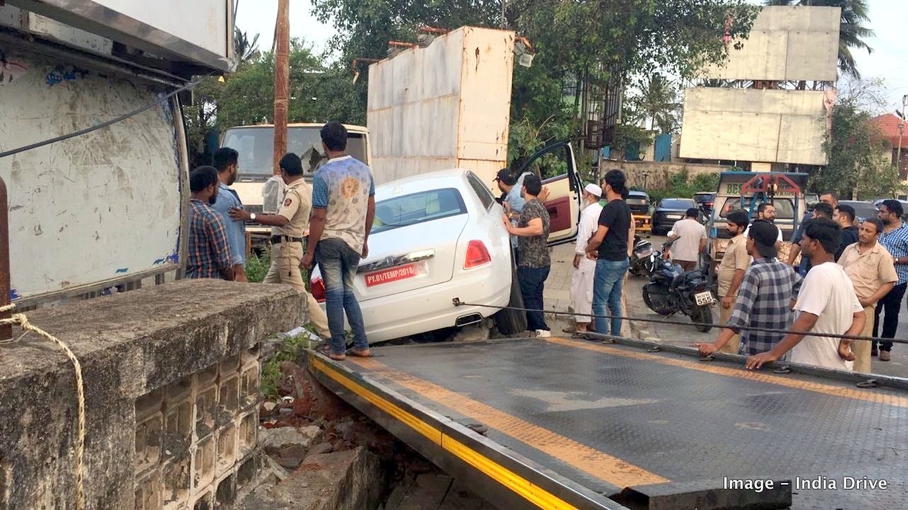 0724f255-2018-rolls-royce-phantom-ghost-crash-india-mumbai-2
