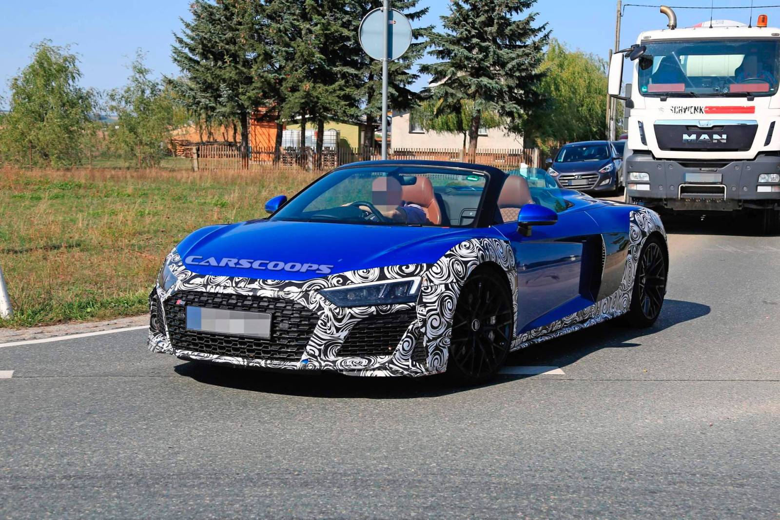 38915ea3-2019-audi-r8-spyder-spy-shots-3