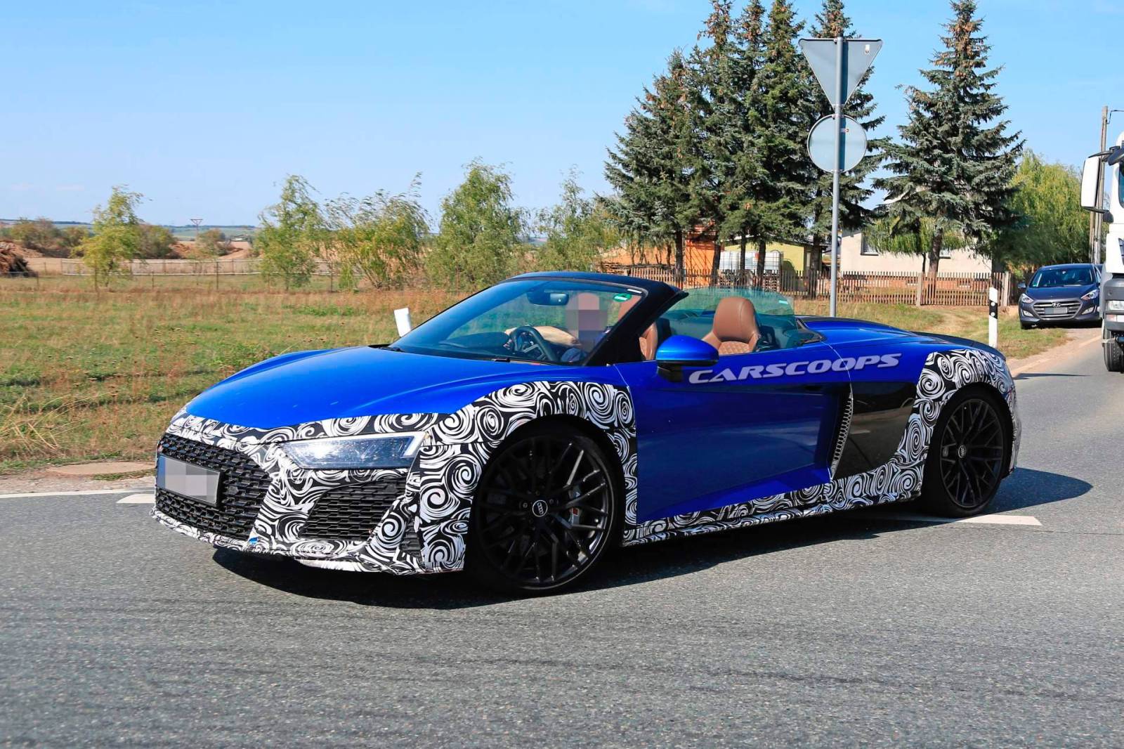 e8e4a4bf-2019-audi-r8-spyder-spy-shots-4