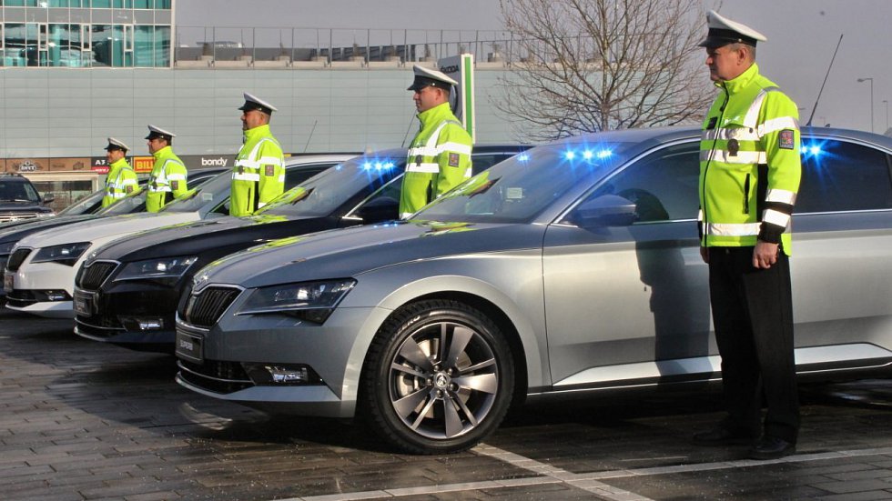 4-skoda-superb-policie-2017_galerie-980