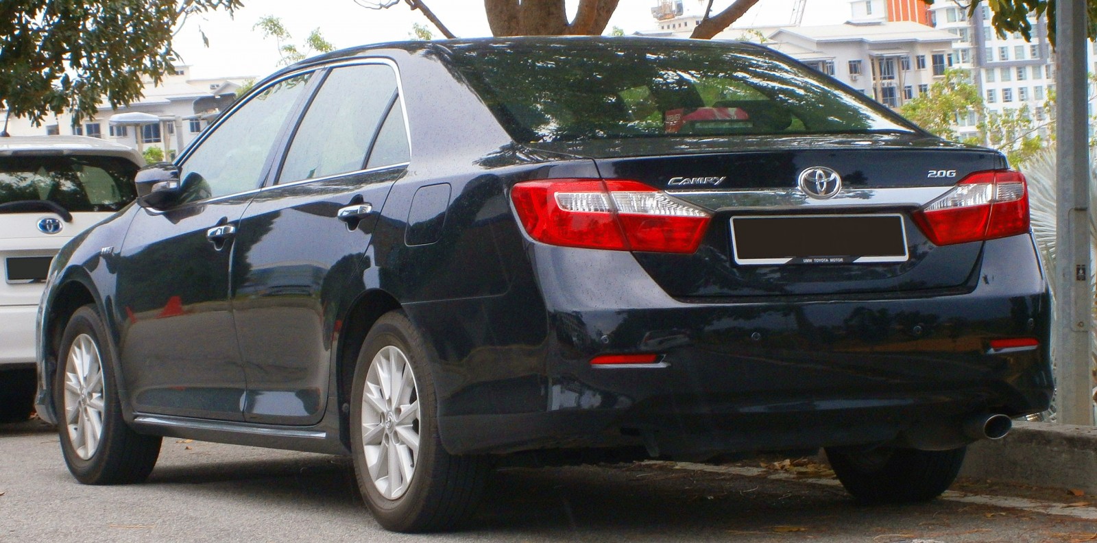 2012_toyota_camry_2-0g_in_cyberjaya_malaysia_02
