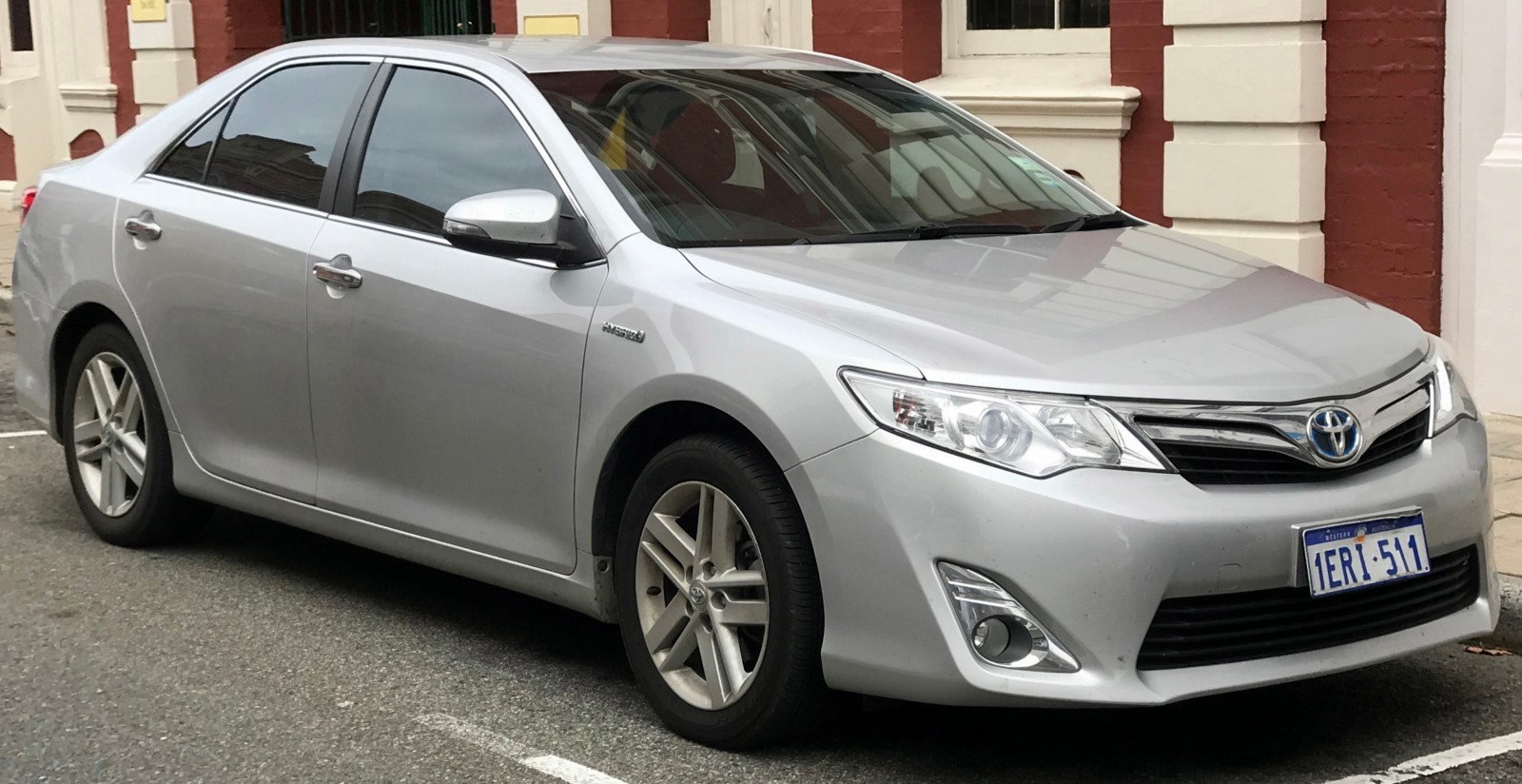 2013-2015_toyota_camry_avv50r_hybrid_hl_sedan_2018-04-24_01