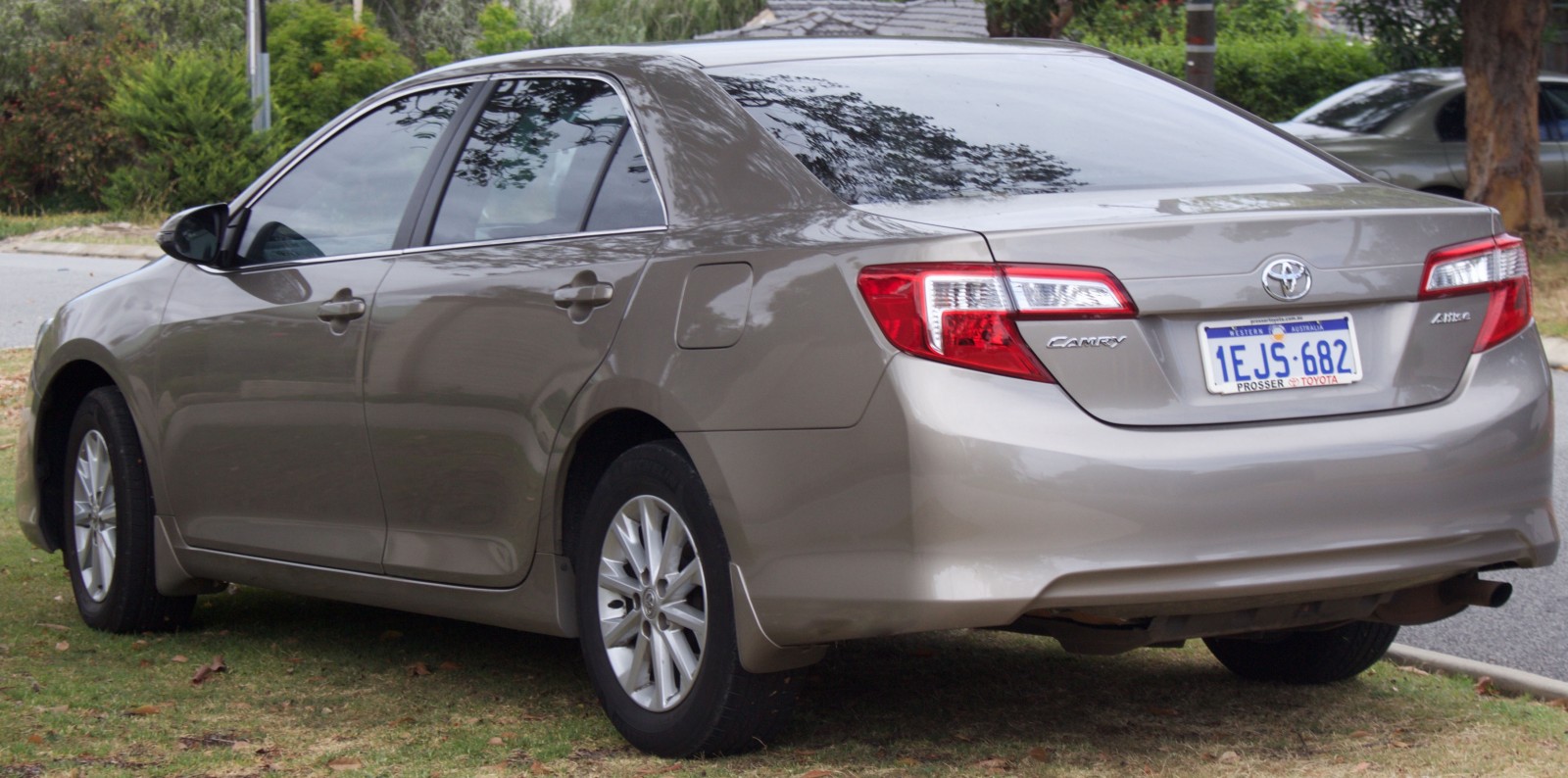 2013_toyota_camry_asv50r_altise_sedan_2015-10-18_02