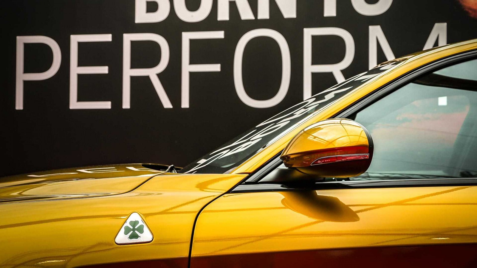 03c1870d-alfa-romeo-giulia-quadrifoglio-gold-8