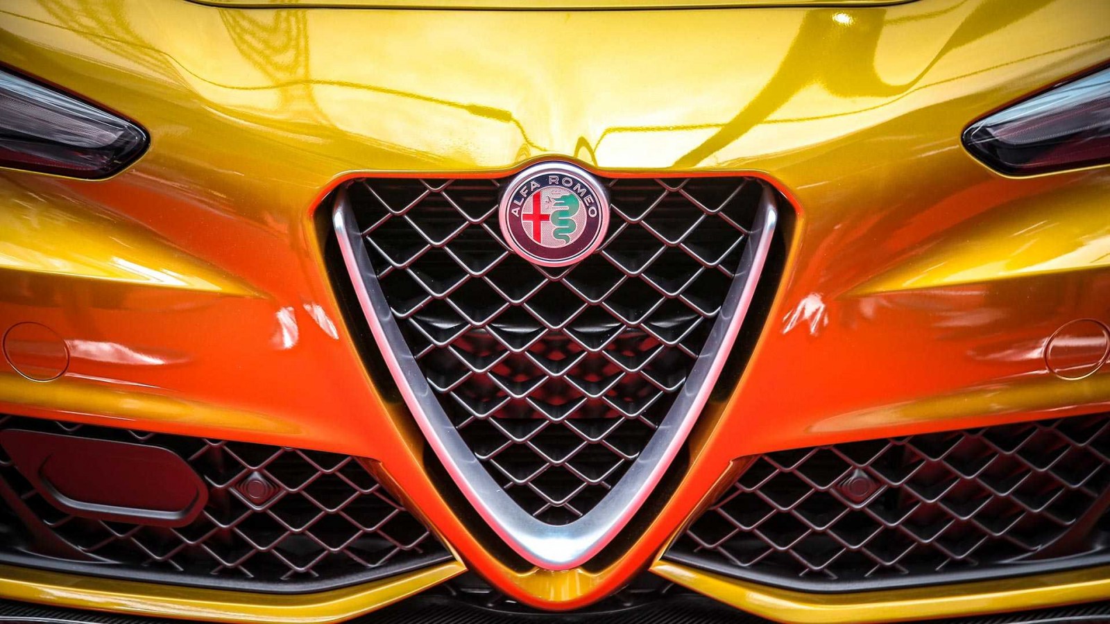0ce61f01-alfa-romeo-giulia-quadrifoglio-gold-6