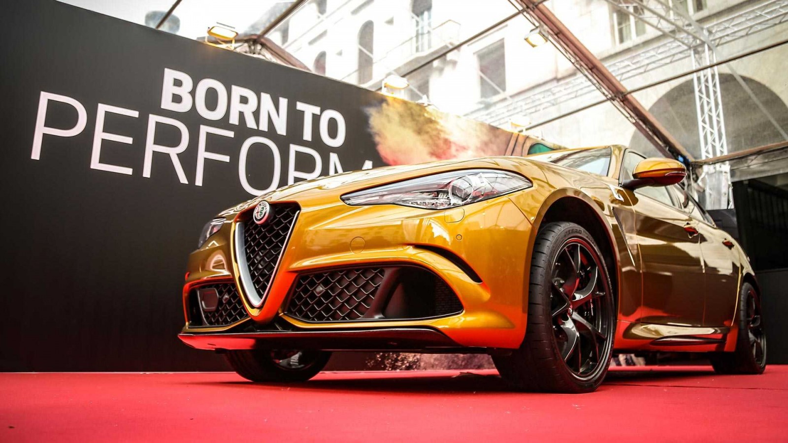 1abef777-alfa-romeo-giulia-quadrifoglio-gold-4