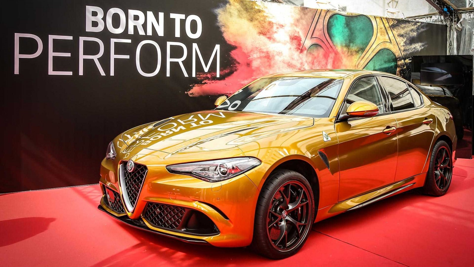 2330e80a-alfa-romeo-giulia-quadrifoglio-gold-1