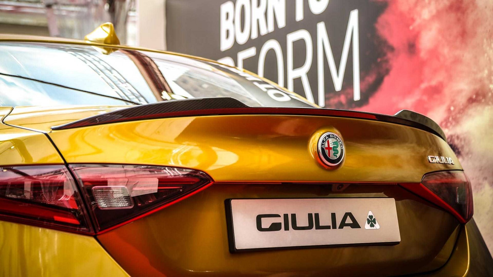 58675b8e-alfa-romeo-giulia-quadrifoglio-gold-9