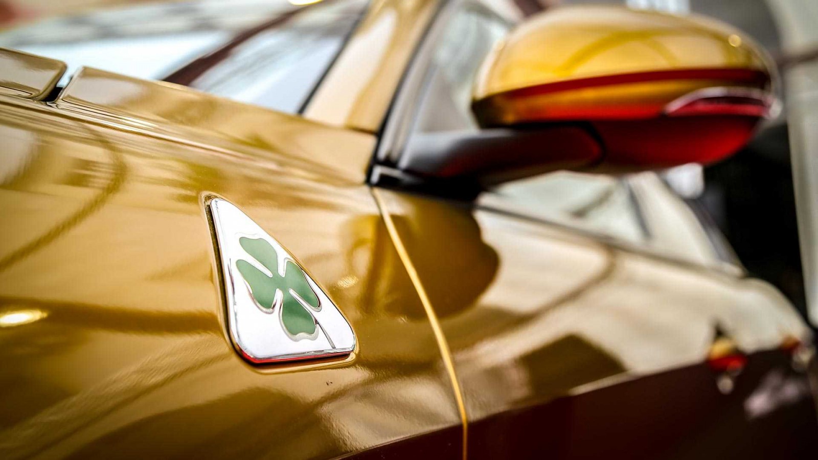8472ef37-alfa-romeo-giulia-quadrifoglio-gold-7