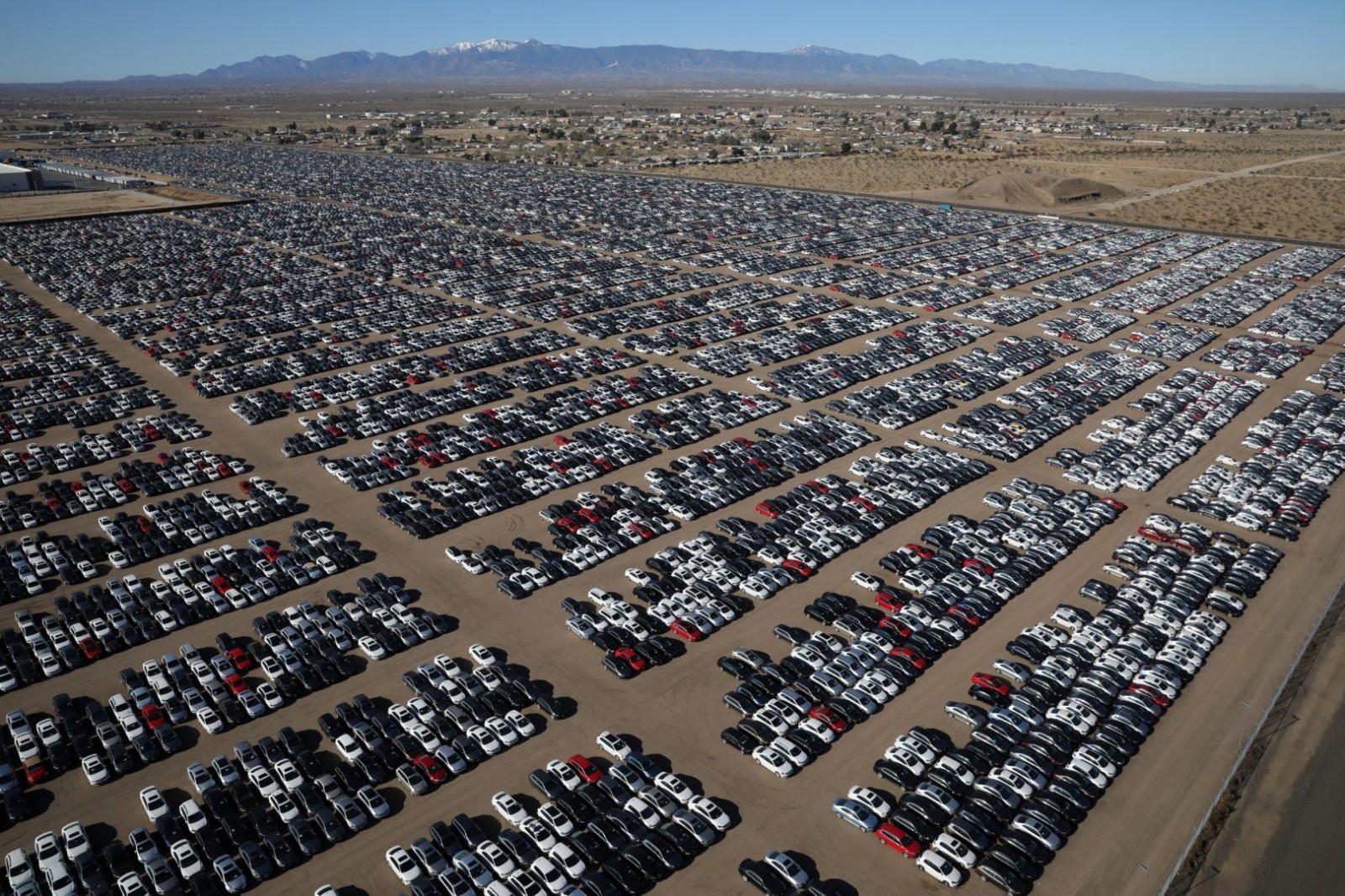 3_lvs1wxtyr8kn7pw9jp_g-2560sklad-volkswagenu-na-p-ti-ne-aleko-victorville