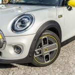 p90385380_highres_mini-cooper-se-czech