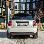 p90385387_highres_mini-cooper-se-czech
