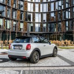 p90385390_highres_mini-cooper-se-czech