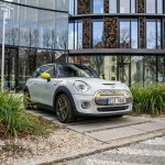 p90385400_highres_mini-cooper-se-czech
