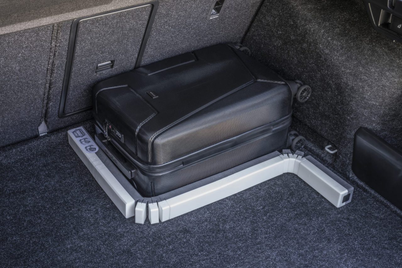 1594186375-03-securing-luggage-jpg-1920x1281