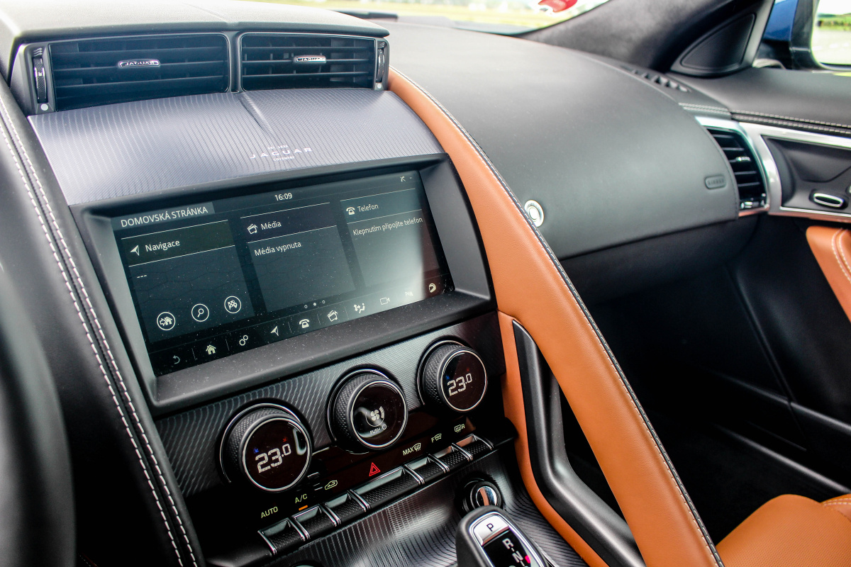 jaguar-f-type-2020-24
