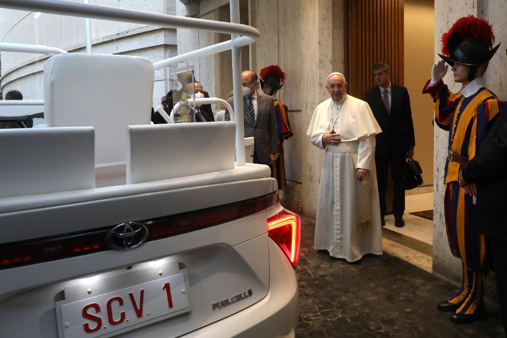 a-hydrogen-popemobile-for-his-holiness-pope-francis-10