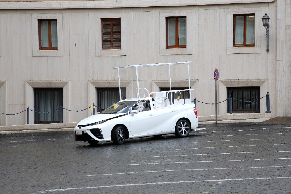 a-hydrogen-popemobile-for-his-holiness-pope-francis-3