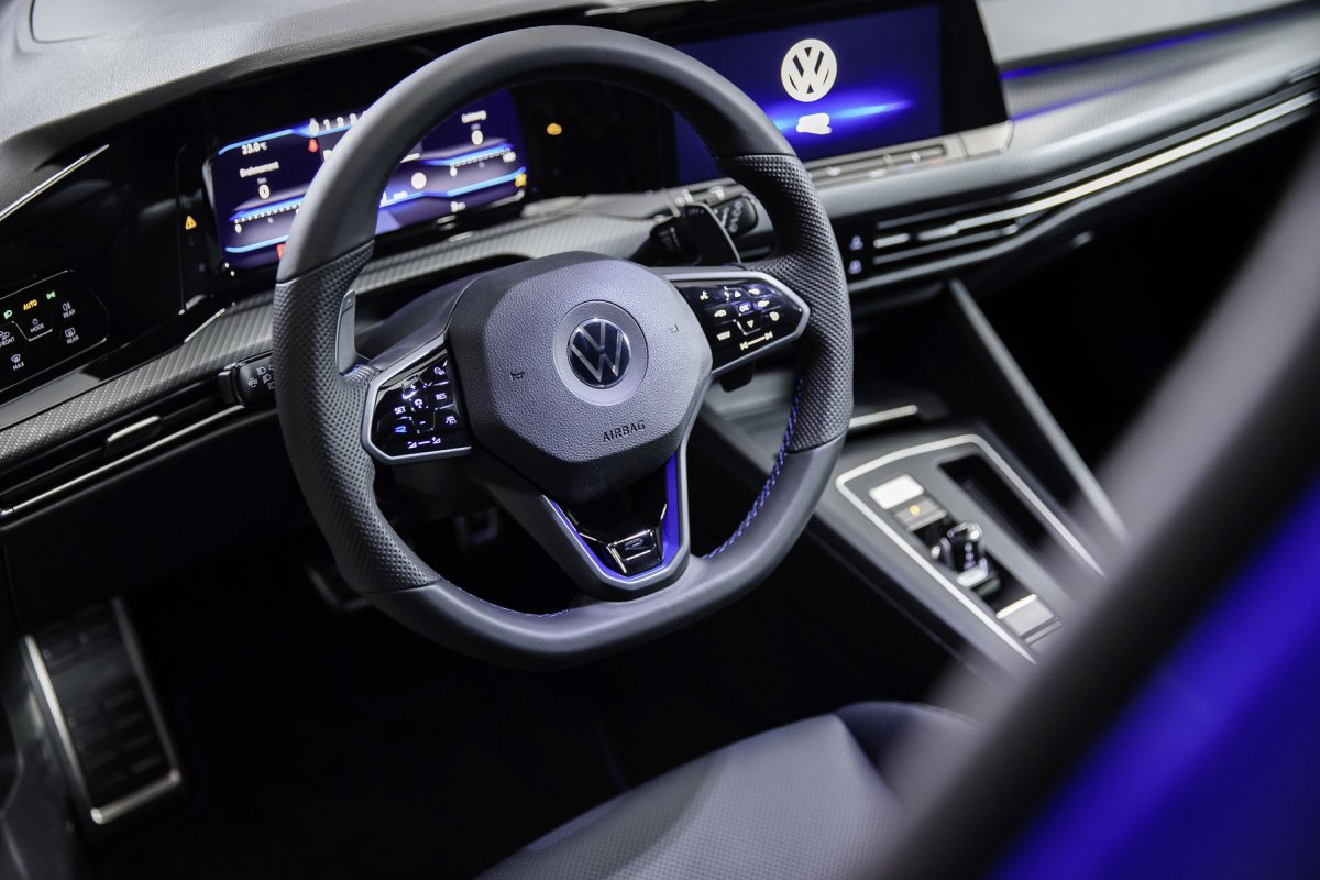 2021-volkswagen_golf_r-5