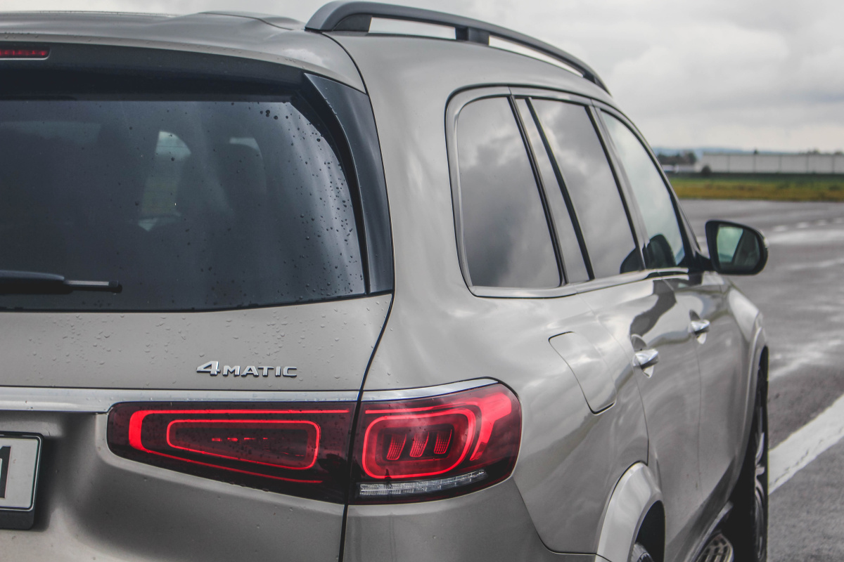 mercedes-benz-gls-2020-18