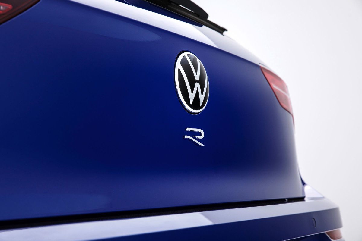 teaser-2021-volkswagen-golf-r