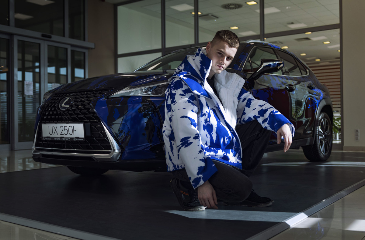 navrhar-jan-cerny-se-svym-novym-vozem-lexus-ux