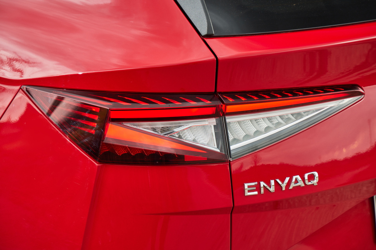 enyaq_iv_velvet_red_static12