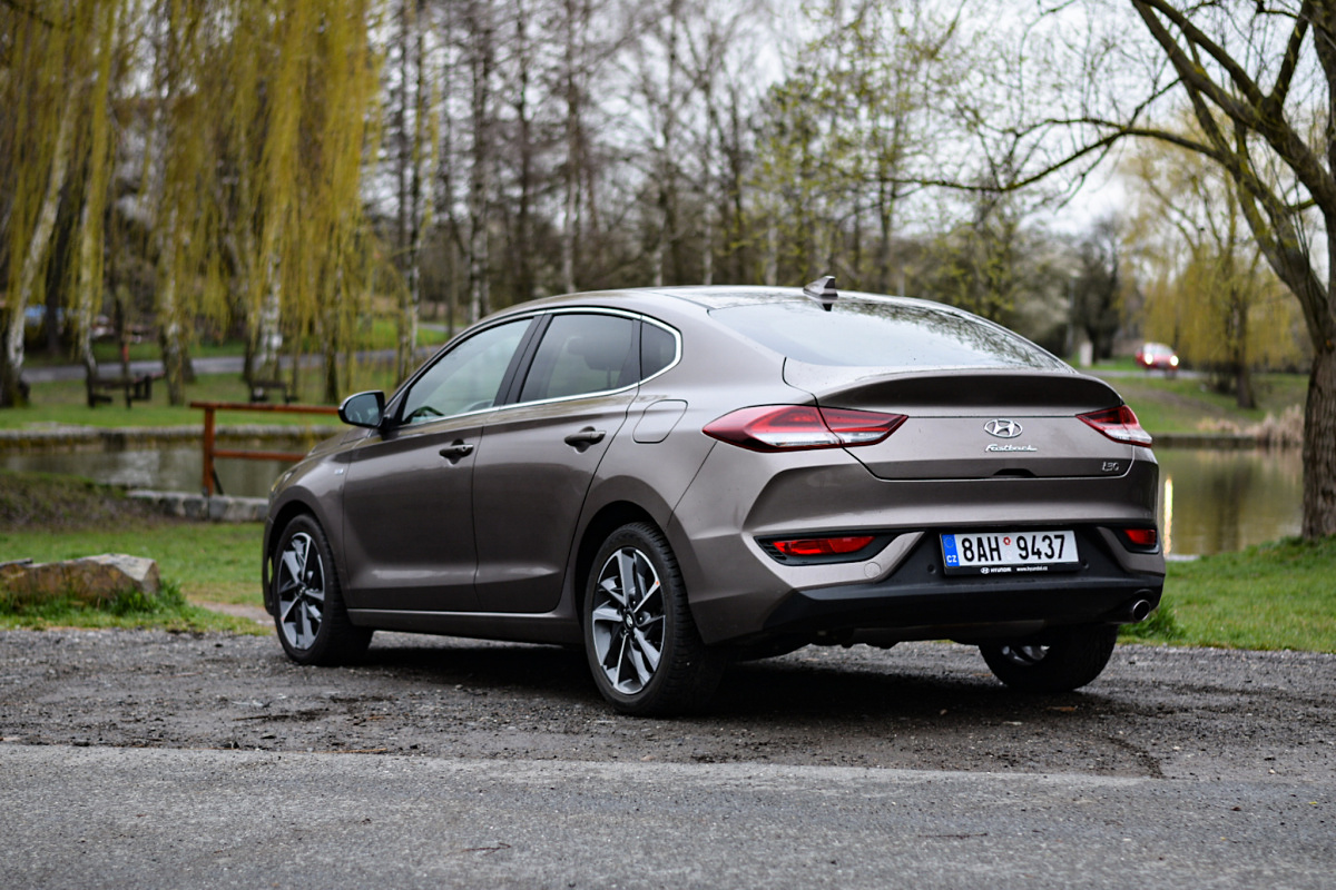 hyundai-i30-fastback-30