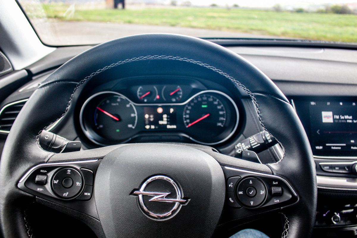 opel-grandland-x-hybrid4-11