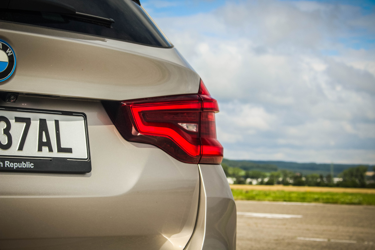 bmw-ix3-10