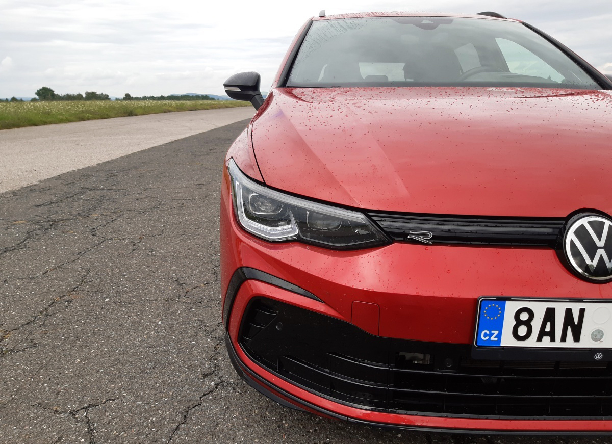 volkswagen-golf-variant-2021-2