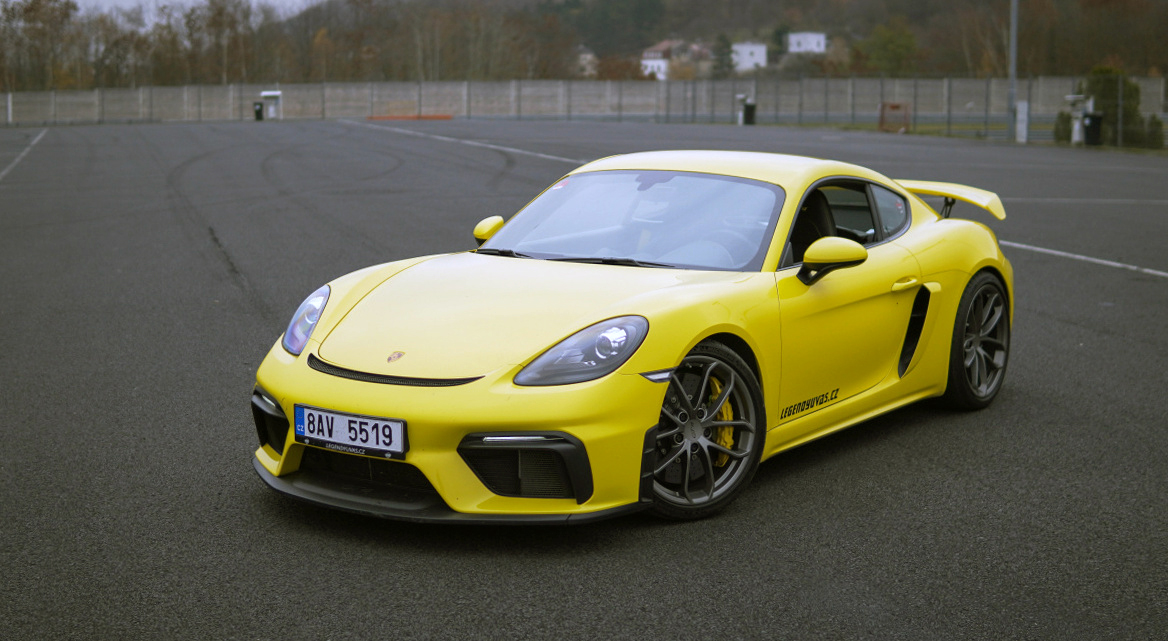 porsche-cayman-gt4-2021-1