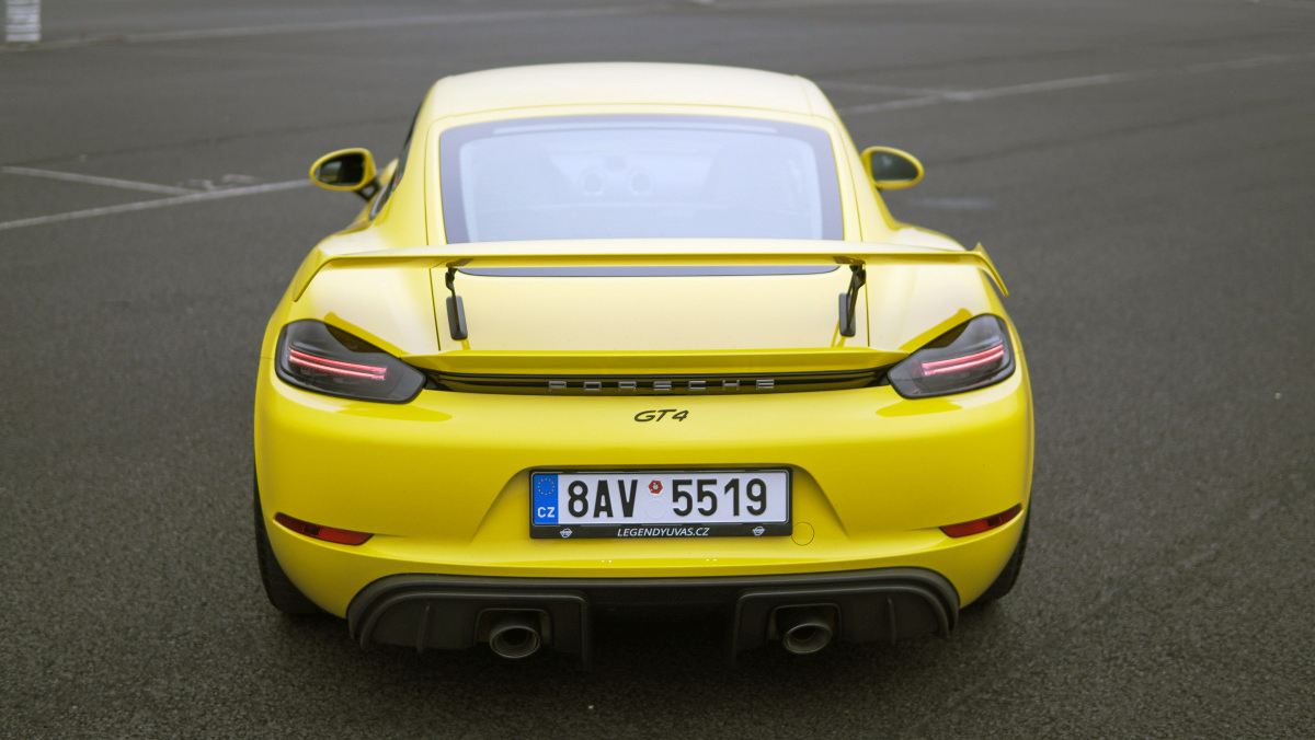 porsche-cayman-gt4-2021-10