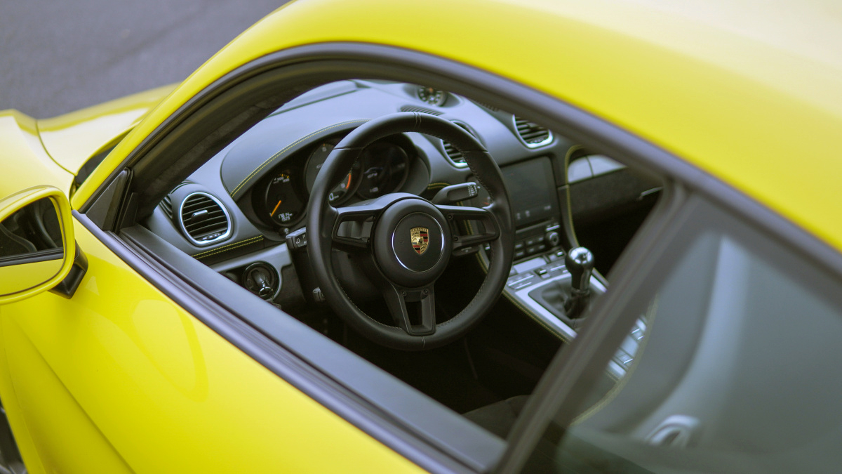 porsche-cayman-gt4-2021-11