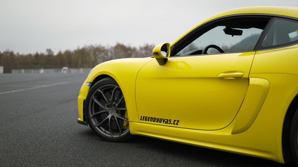 porsche-cayman-gt4-2021-8
