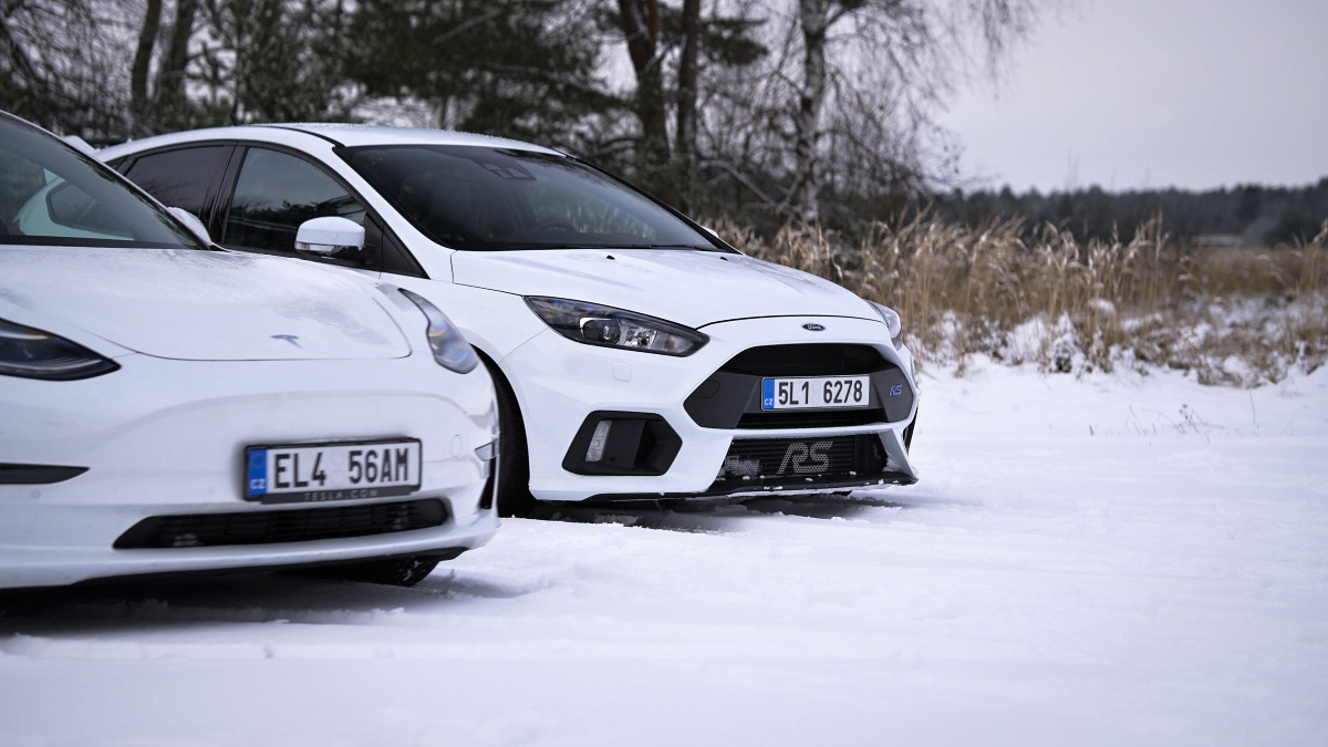 tesla-model-3-versus-ford-focus-rs-1