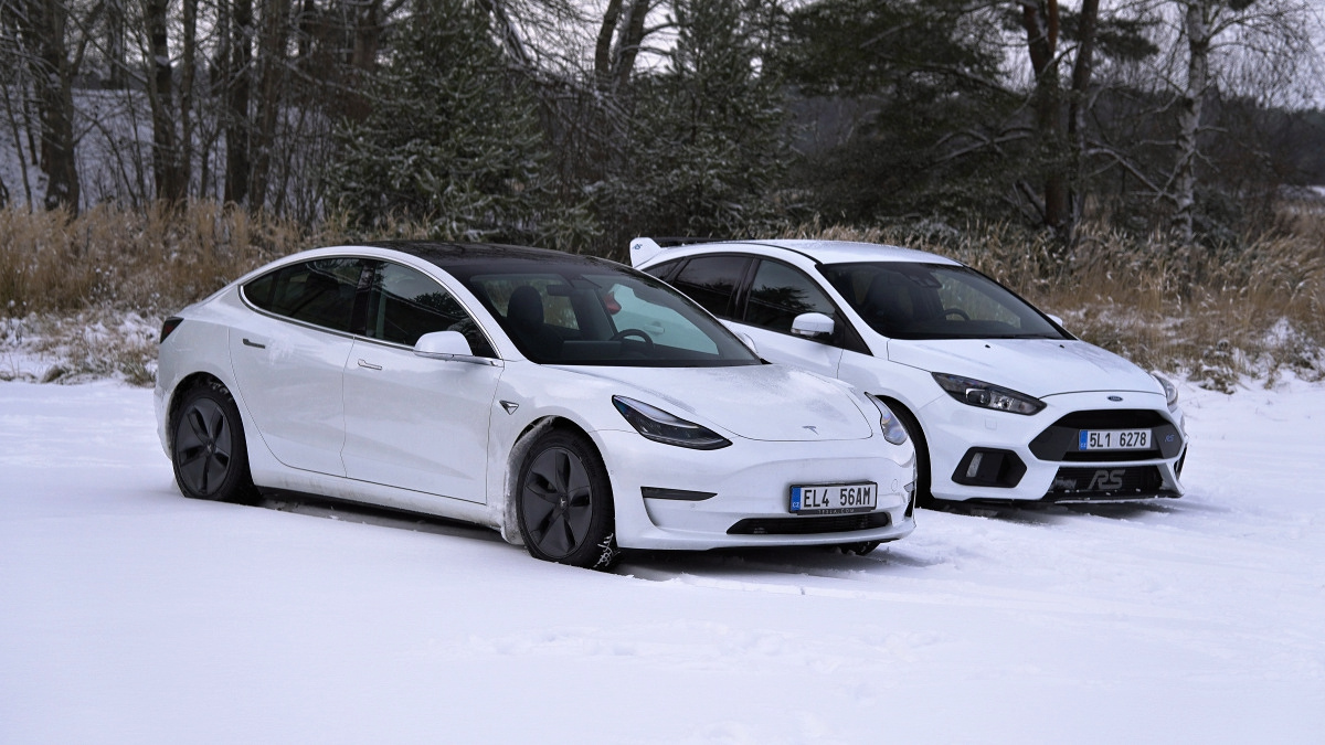 tesla-model-3-versus-ford-focus-rs-11