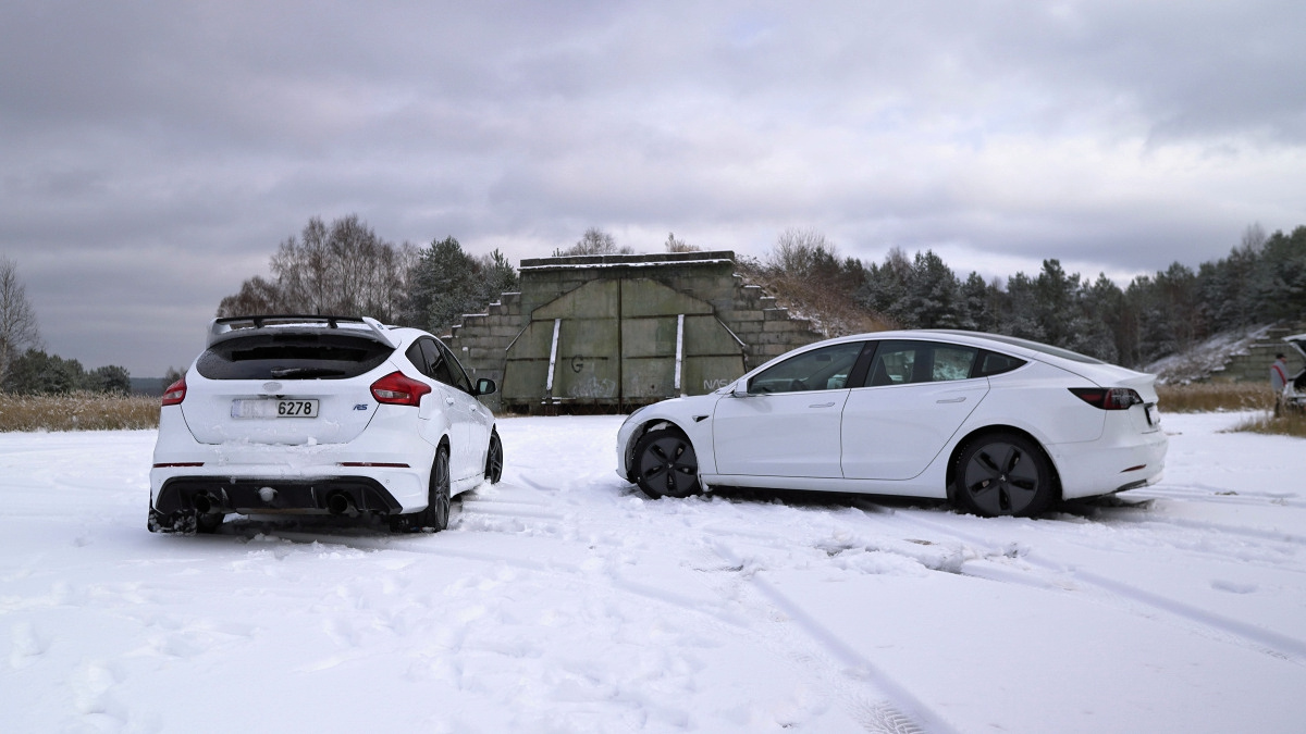 tesla-model-3-versus-ford-focus-rs-18