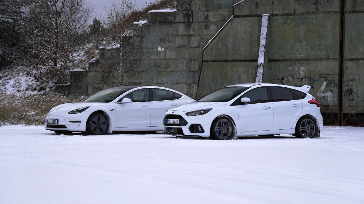tesla-model-3-versus-ford-focus-rs-6