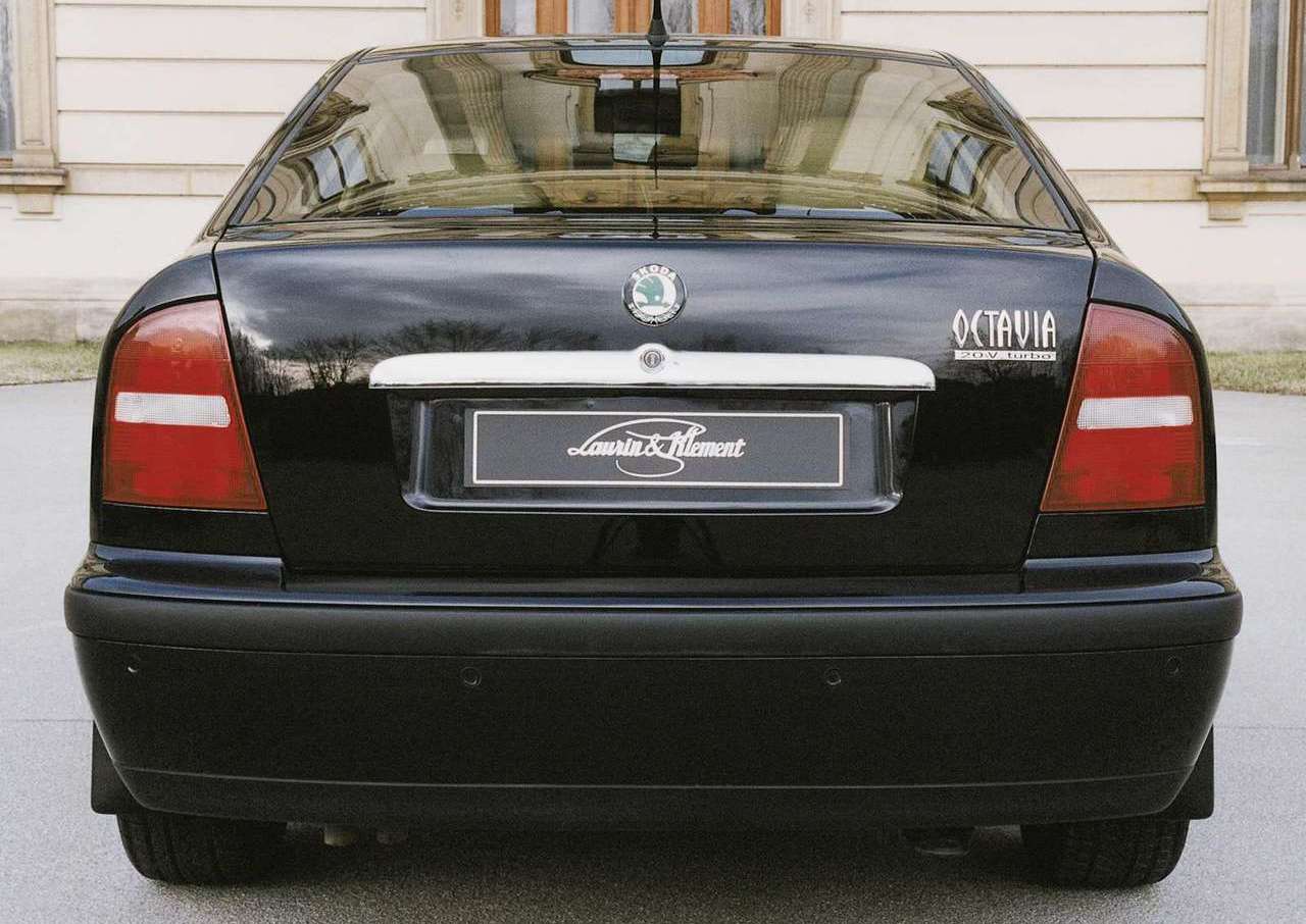 1643531360-skoda-octavia-elongated-l-and-k-1999-1280-02