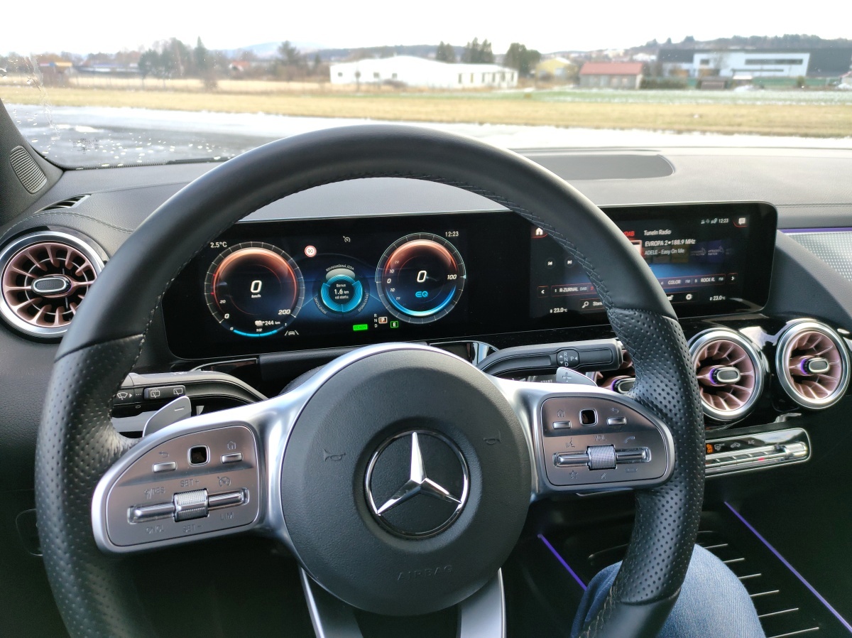 mercedes-benz-eqa-11