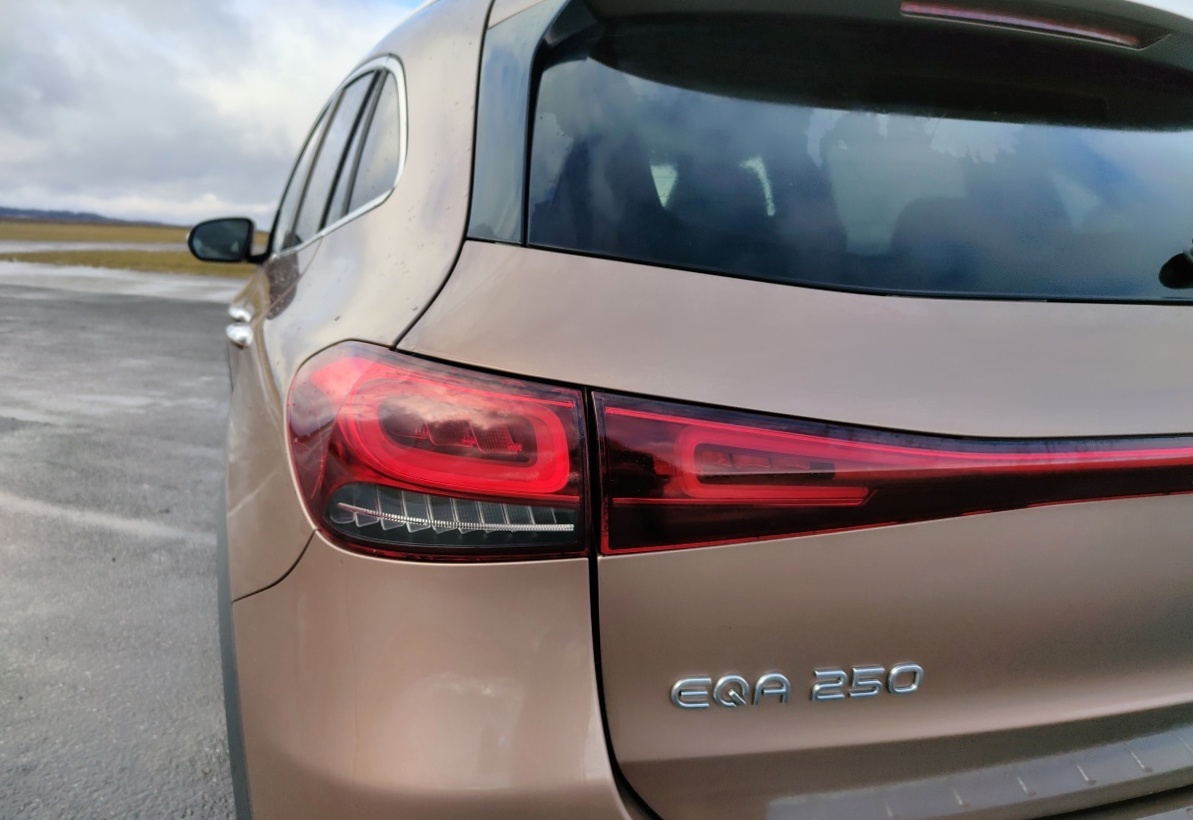mercedes-benz-eqa-29