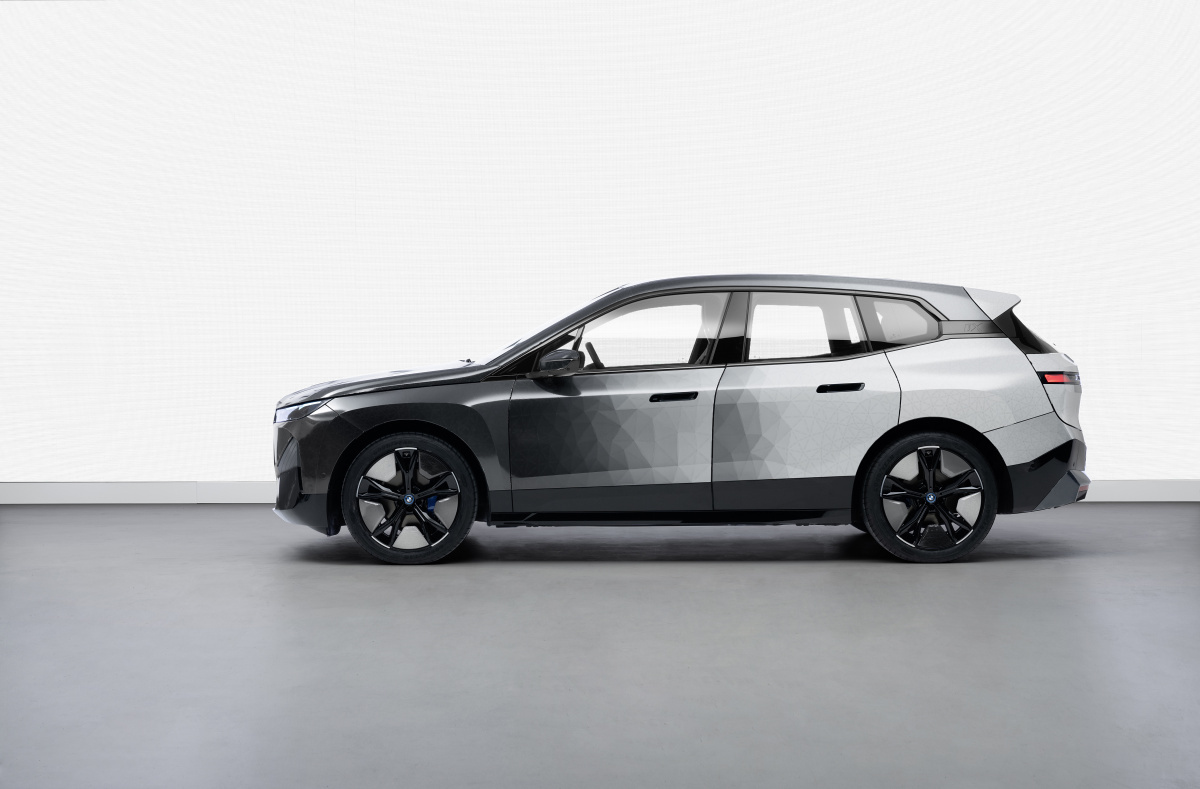 p90447373_highres_bmw-ix-flow-featurin