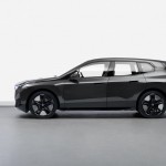 p90447376_highres_bmw-ix-flow-featurin