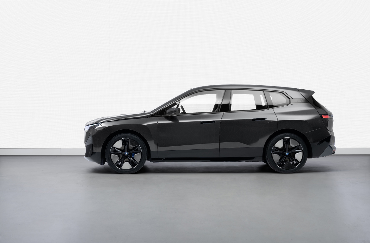 p90447376_highres_bmw-ix-flow-featurin